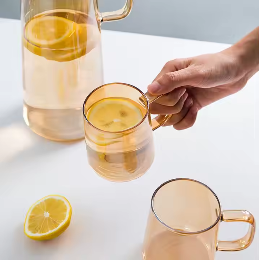 Amber Borosilicate Glass Jug & Cup Set – 1 Jug + 6 Handled Cups | 1800 ml Carafe + 300 ml Cups | Microwave & Dishwasher Safe