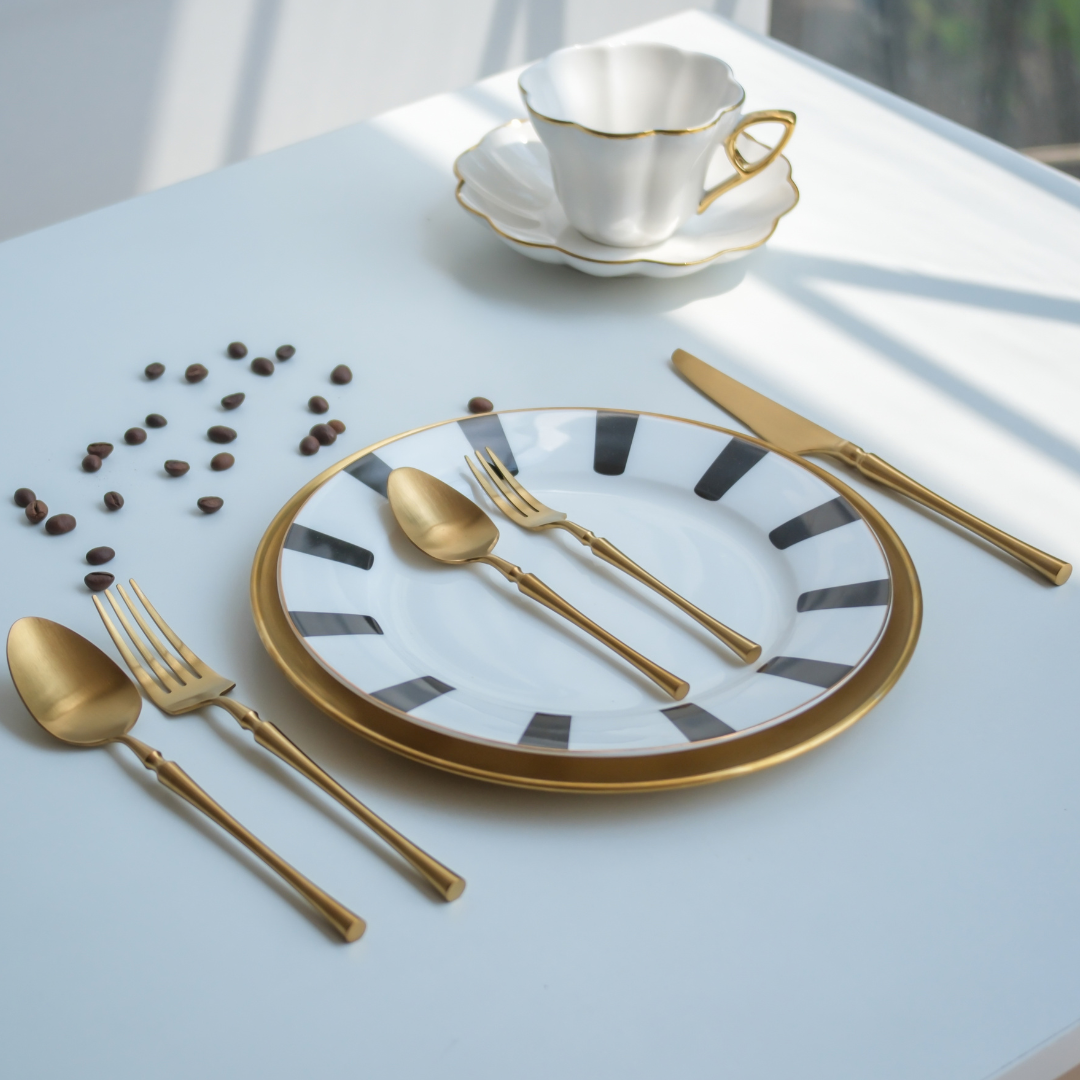 luxury-dinner-cutlery-set-with-spoons-forks-and-knives