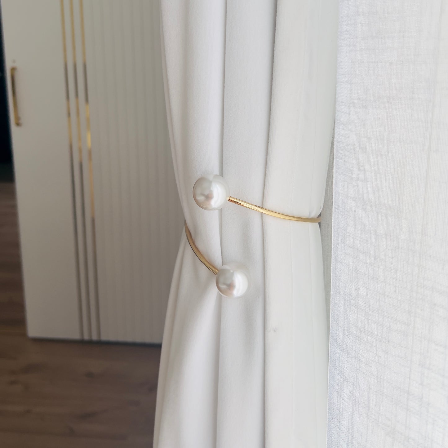 Curtain Accessory - Gold Curtain Tieback with 2 Large Pearls