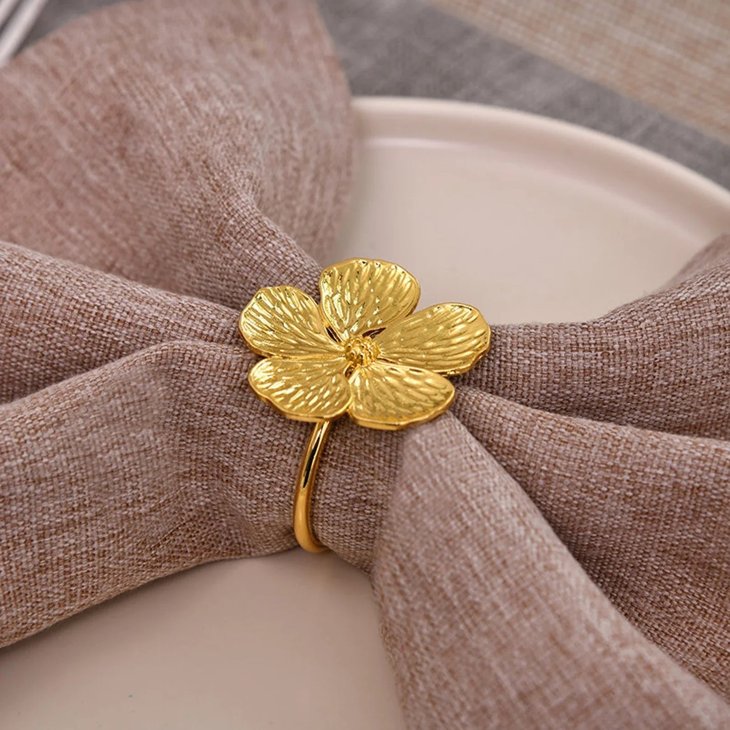 Gold Flower Napkin Rings – High-End Metal Finish, Perfect for Elegant Dining (Set of 4/6/8)