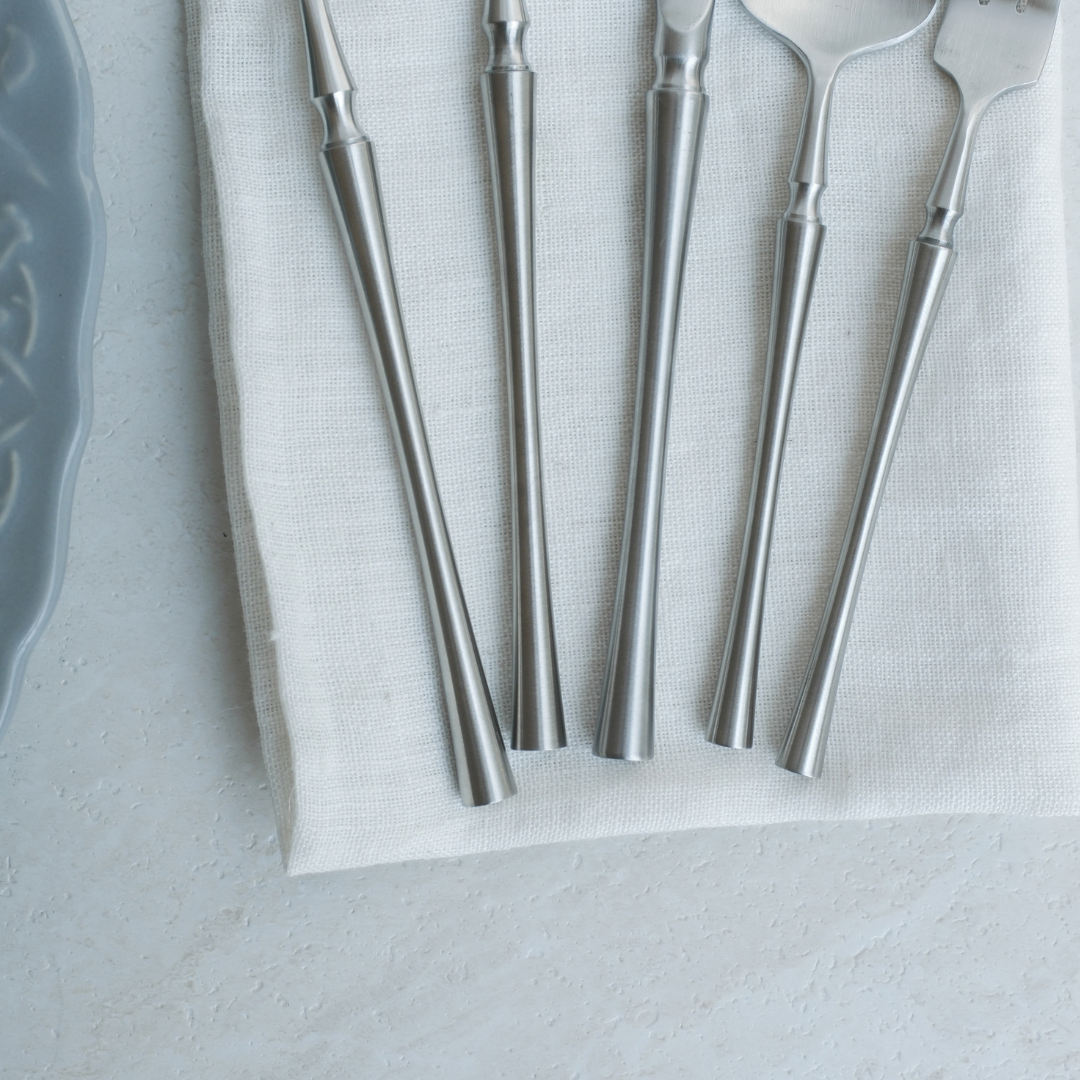 30-piece-silver-cutlery-set-with-spoons-forks-and-knives