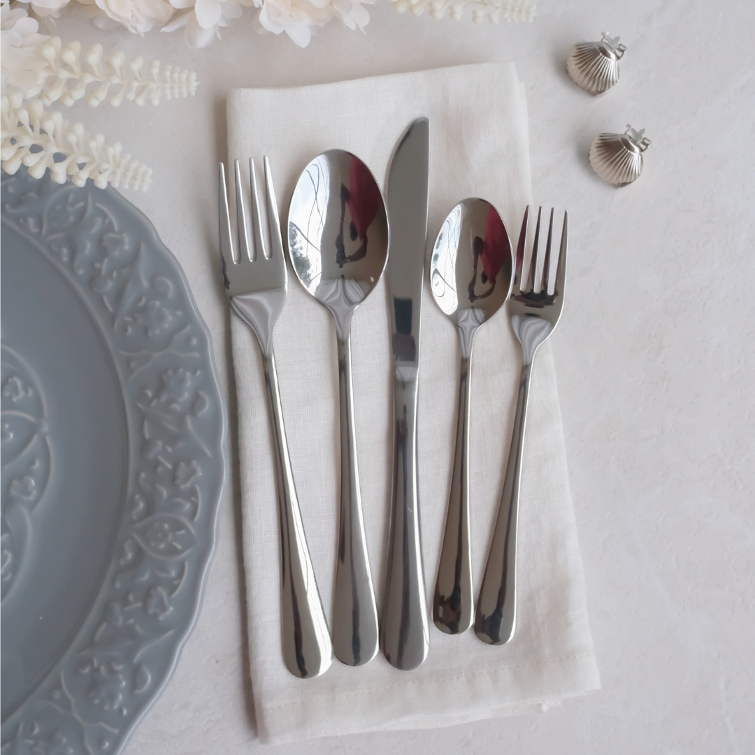 silver-cutlery-set-with-dinner-and-dessert-utensils-in-gift-box

