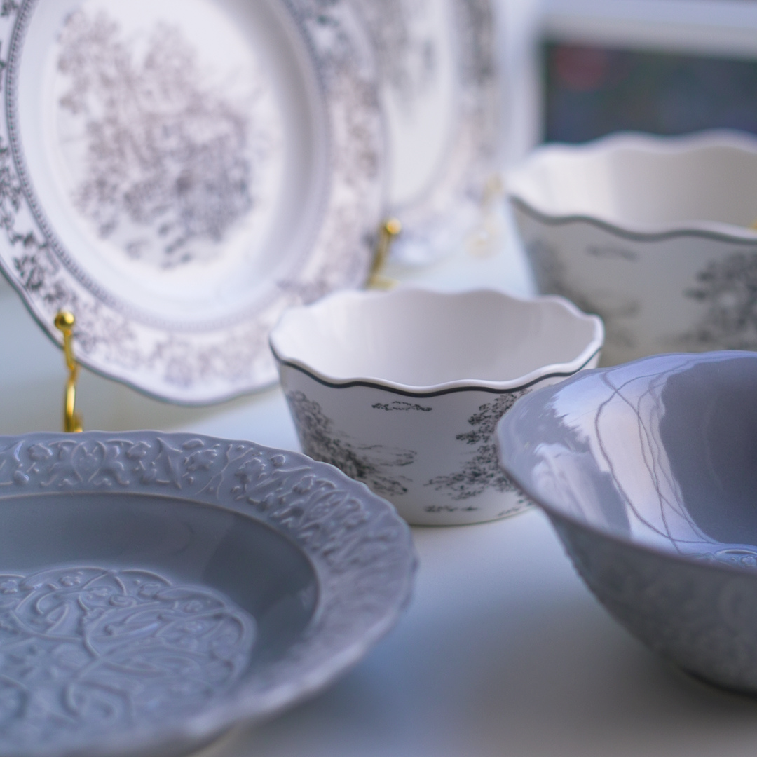 Luxury Ceramic Dinner Set of 28 Pieces for 6 people | Embossed & Victorian Design