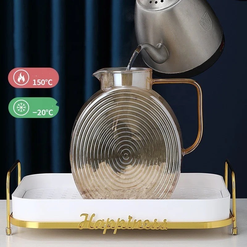 Borosilicate water pitcher with V-shaped pouring spout