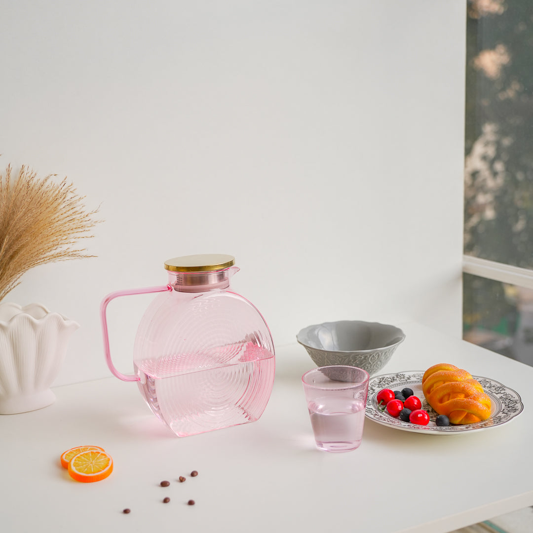 Pink borosilicate jug with gold lid – high-quality drinkware