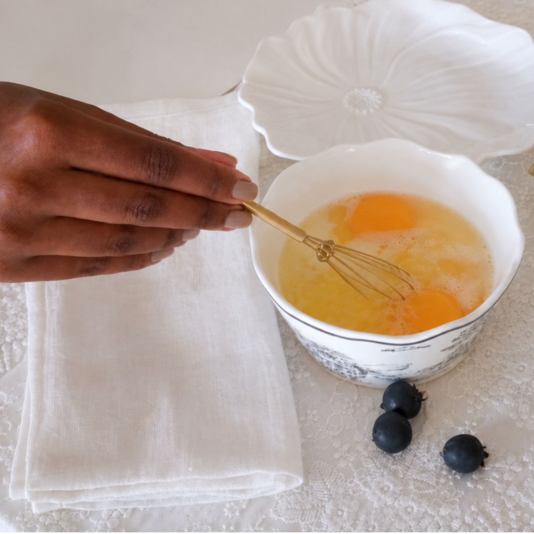 Egg whisker to mix egg for omlet