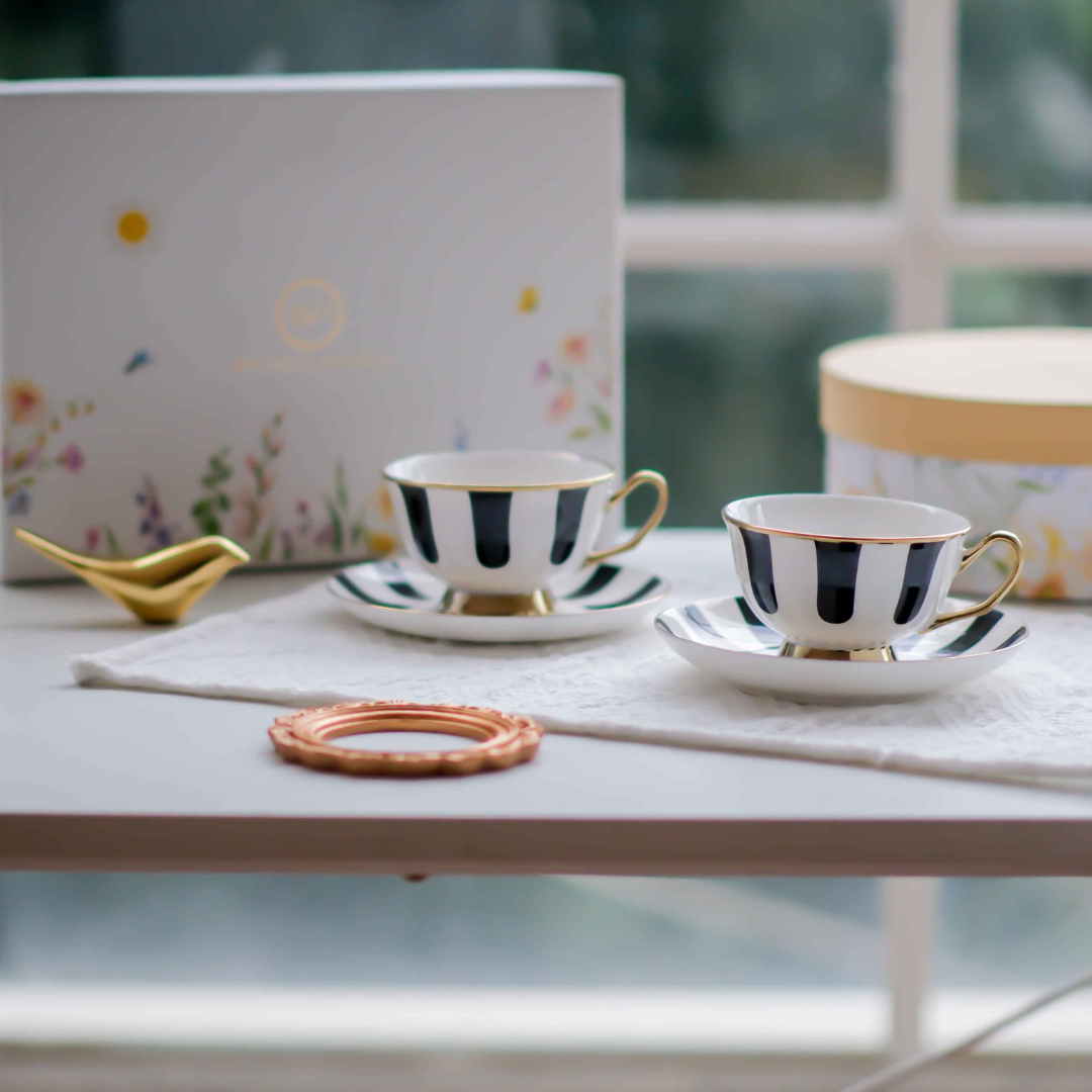 Black and white design cup with rosegold handle