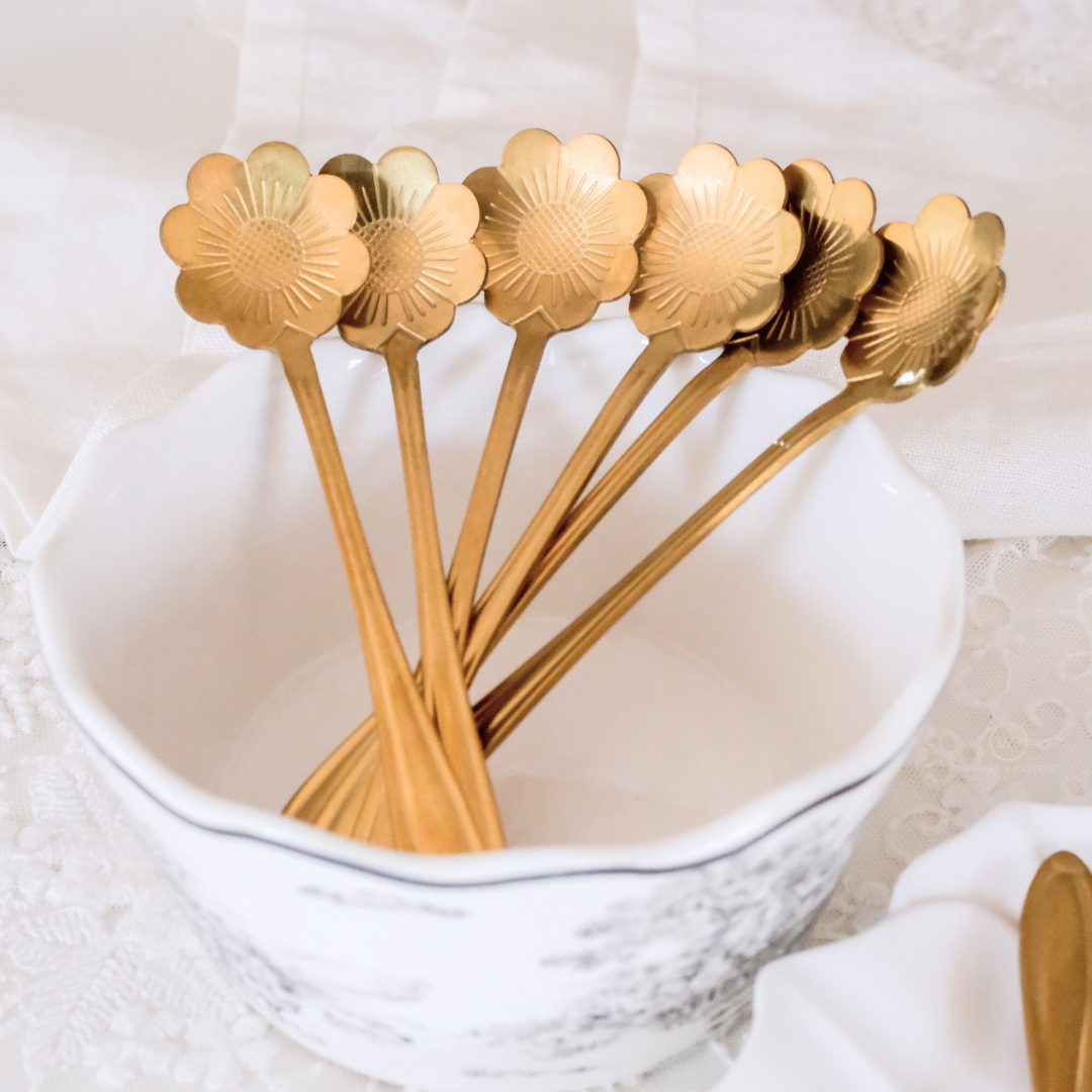 Luxury tableware accessory with flower design