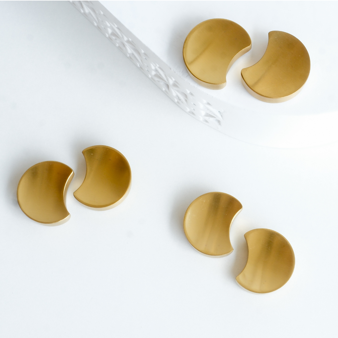 Gold crescent moon-shaped dining decor