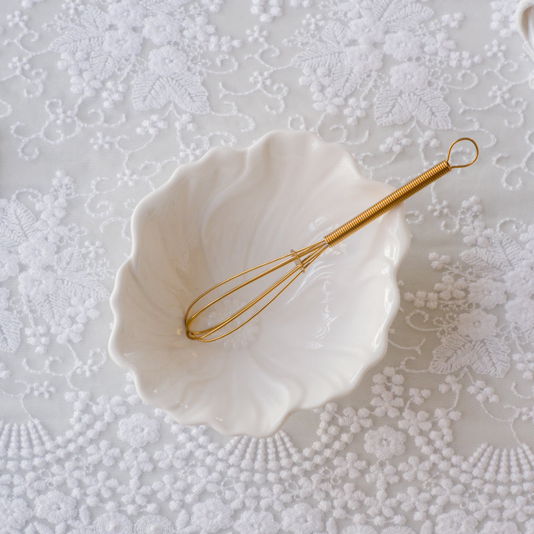 A compact and light-weight egg whisk