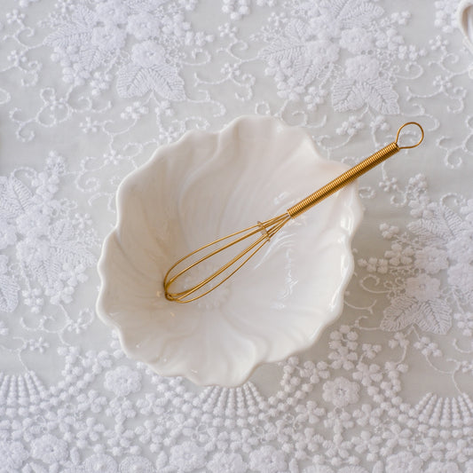 A compact and light-weight egg whisk