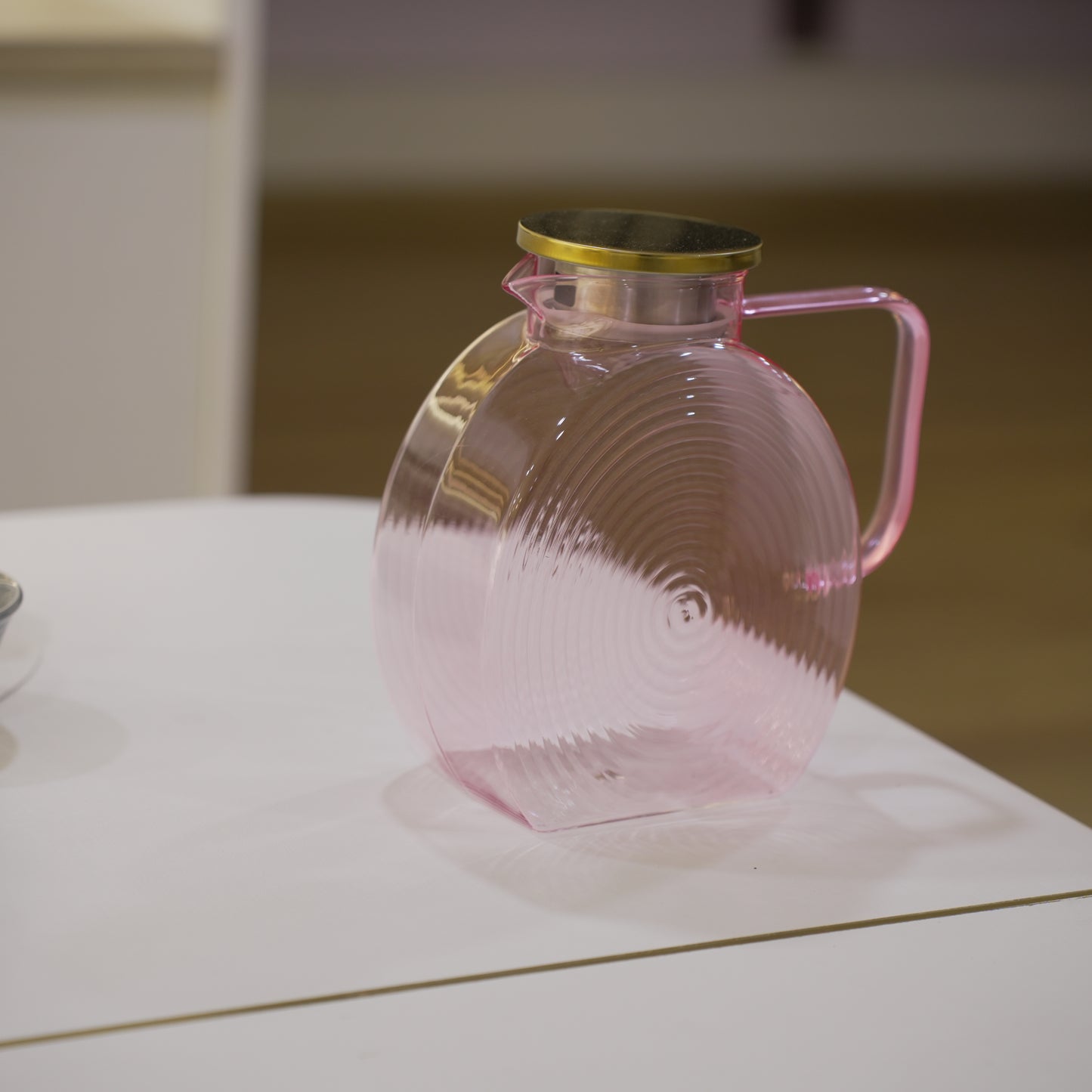 Borosilicate Glass Water Jug with Gold Lid – 2500 ml | Pink