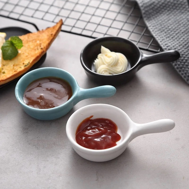 Ceramic condiment bowls in assorted pastel colors