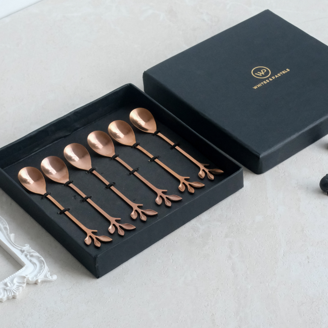 Set of 6 rosegold spoons placed in a giftbox