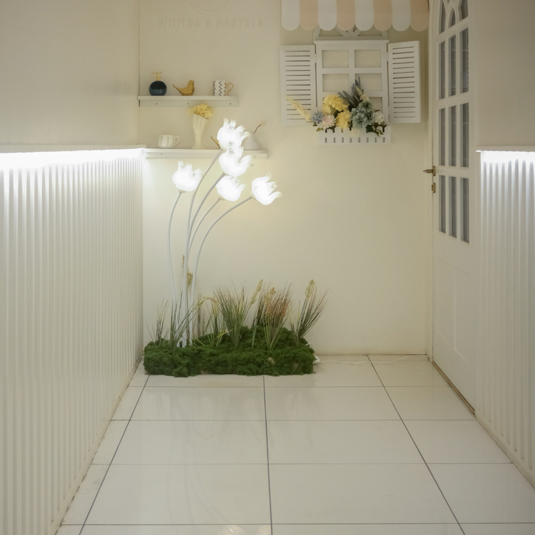 Floor Lamp | White Lotus with flexible stems | Warm Light | 5 Feet