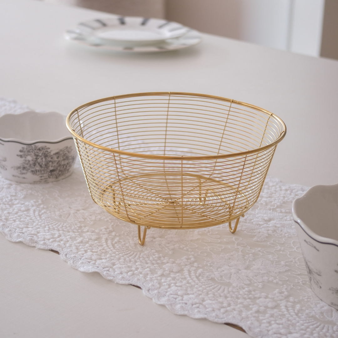 Gold bread and fruit basket suitable for gifting