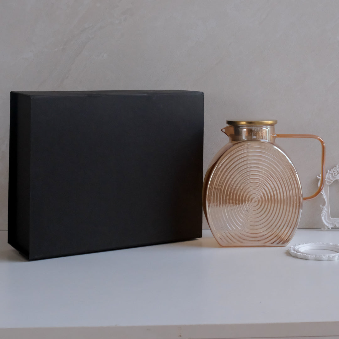 Handle
Luxury brown glass water jug featuring a gold-tone lid and matching brown handle