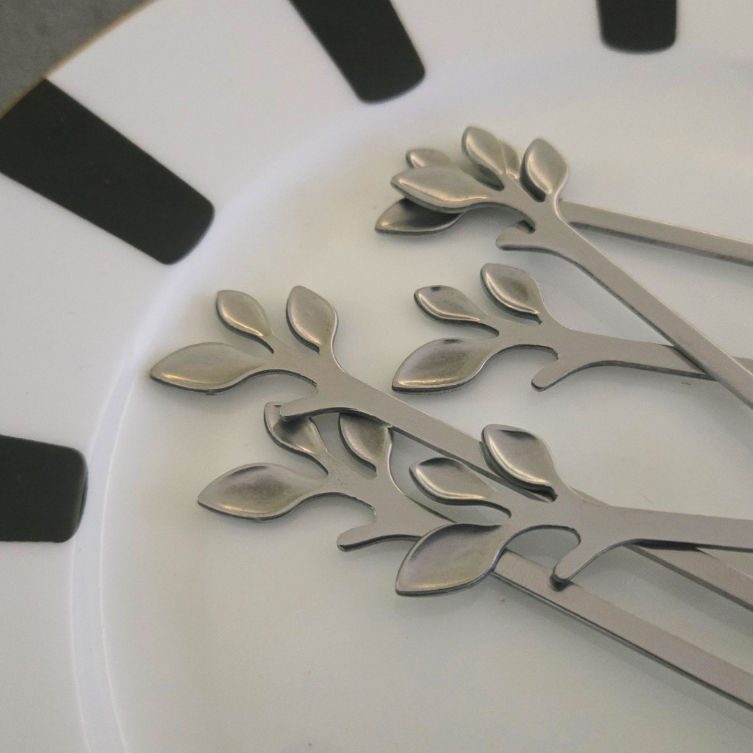 Mirror polished leaf shaped stainless steel spoon set with premium finish for everyday use.