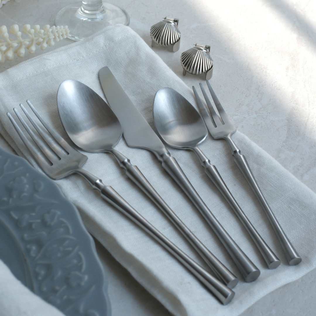 premium-30-piece-silver-flatware-set-for-modern-dining-and-special-occasions