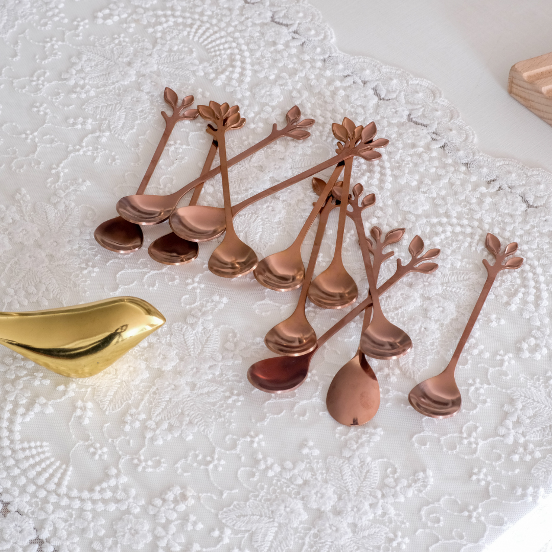 Mirror polished leaf shaped stainless steel spoon set with premium finish for everyday use.