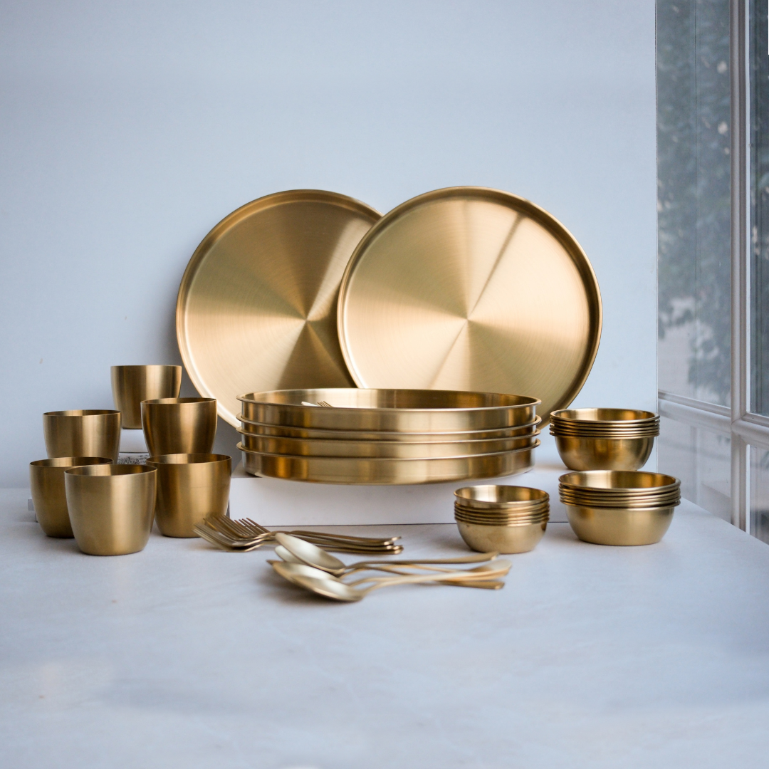 Complete set consisting of 6 thali plates, 12 curry bowls, 6 chutney/dip bowls, 6 dinner forks, 6 dinner spoons and a 250Ml Glass
