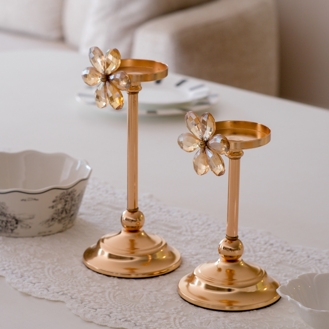 Elegant gold candle holders for luxury dining décor