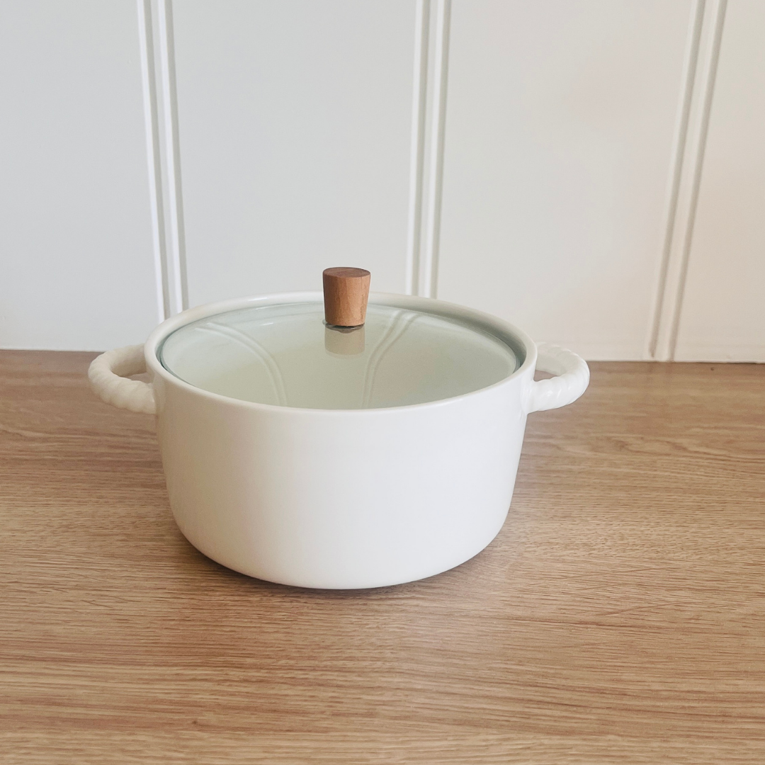 White ceramic serving bowl with glass lid and wooden knob – 1500 ml