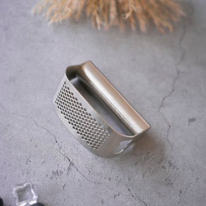 Compact dishwasher safe garlic masher kitchen tool